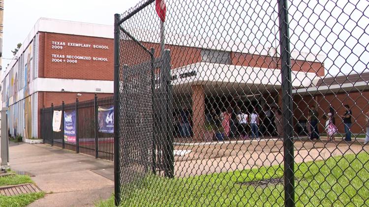 ‘It’s just sad’ | Last bell rings for 12 Houston ISD campuses as students, parents say goodbye